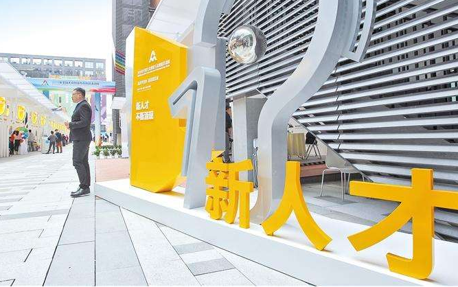 鲜起浪麻辣海鲜鲜香爽口 令人食之上瘾 无法自拔 